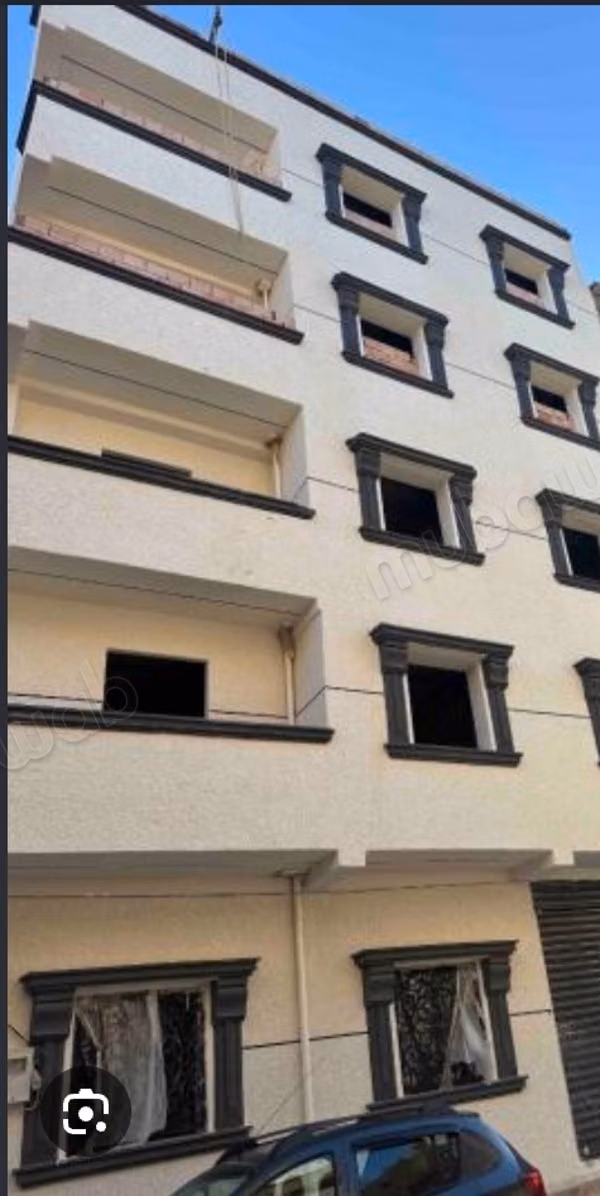 Edificio semiterminado en venta en Mers Sultan. 5 grandes habitaciones