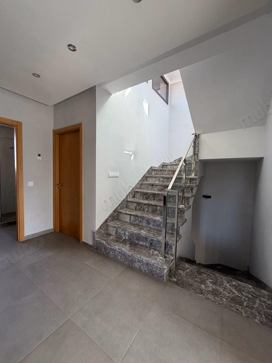 Mooie kantoren te huur in Sala el Jadida. Totale oppervlakte 700 m². Inbraakwerende deur en centrale verwarming