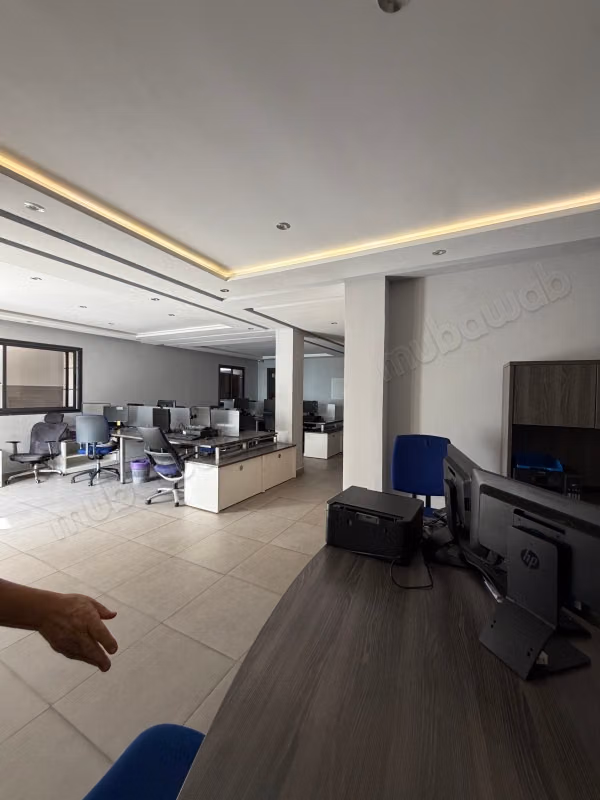 Beaux bureaux à louer à Sala el Jadida. Surface totale 700 m². Porte blindée et chauffage central