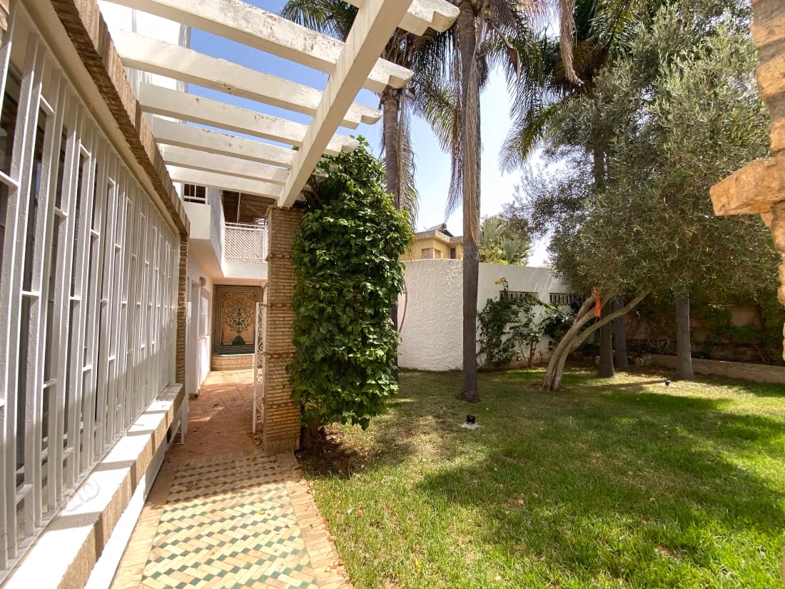 Luxury house for rent in Souissi. Area of 765 m². Beautiful terrace and garden
