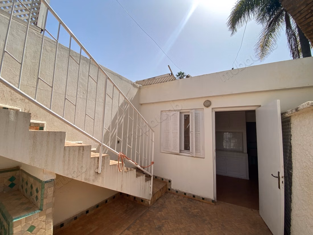 Luxury house for rent in Souissi. Area of 765 m². Beautiful terrace and garden