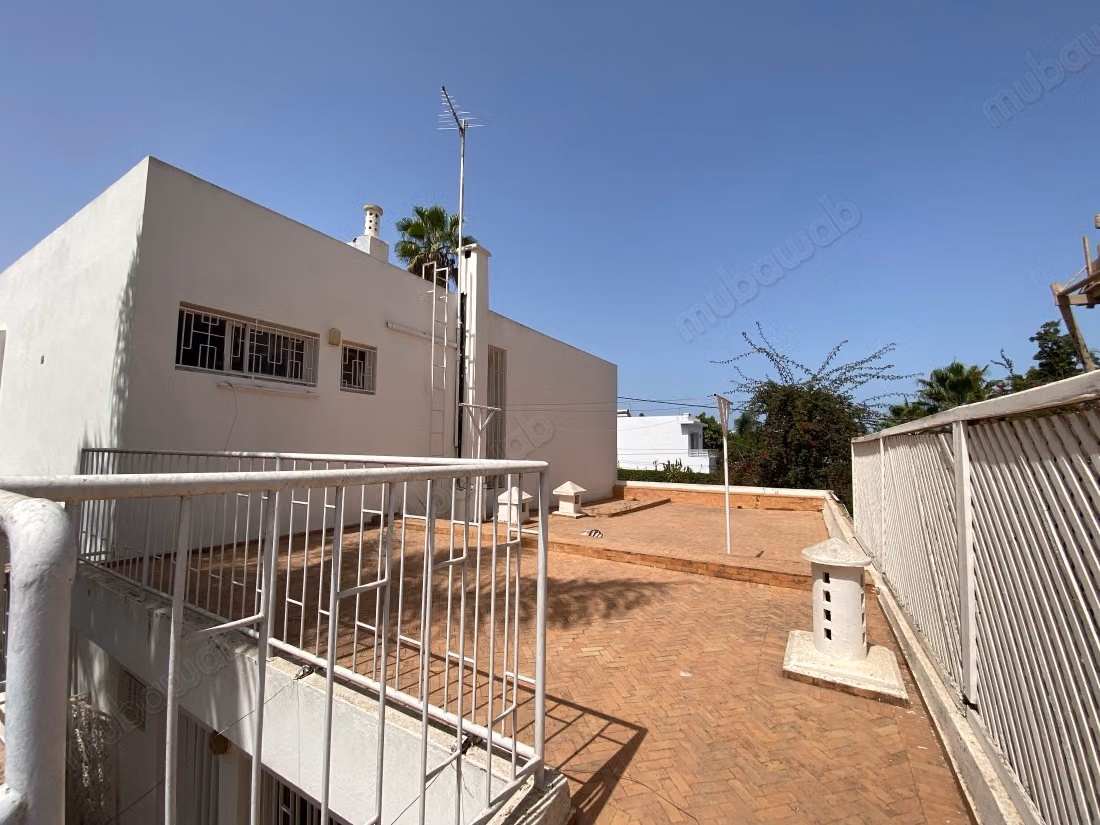 Luxury house for rent in Souissi. Area of 765 m². Beautiful terrace and garden
