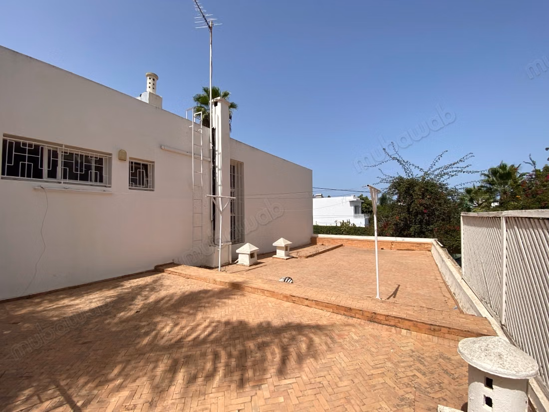 Luxury house for rent in Souissi. Area of 765 m². Beautiful terrace and garden