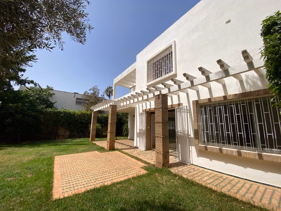 Luxury house for rent in Souissi. Area of 765 m². Beautiful terrace and garden