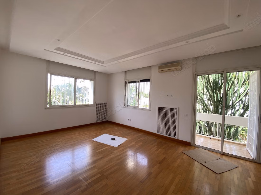 Luxury house for rent in Souissi. Area of 765 m². Beautiful terrace and garden