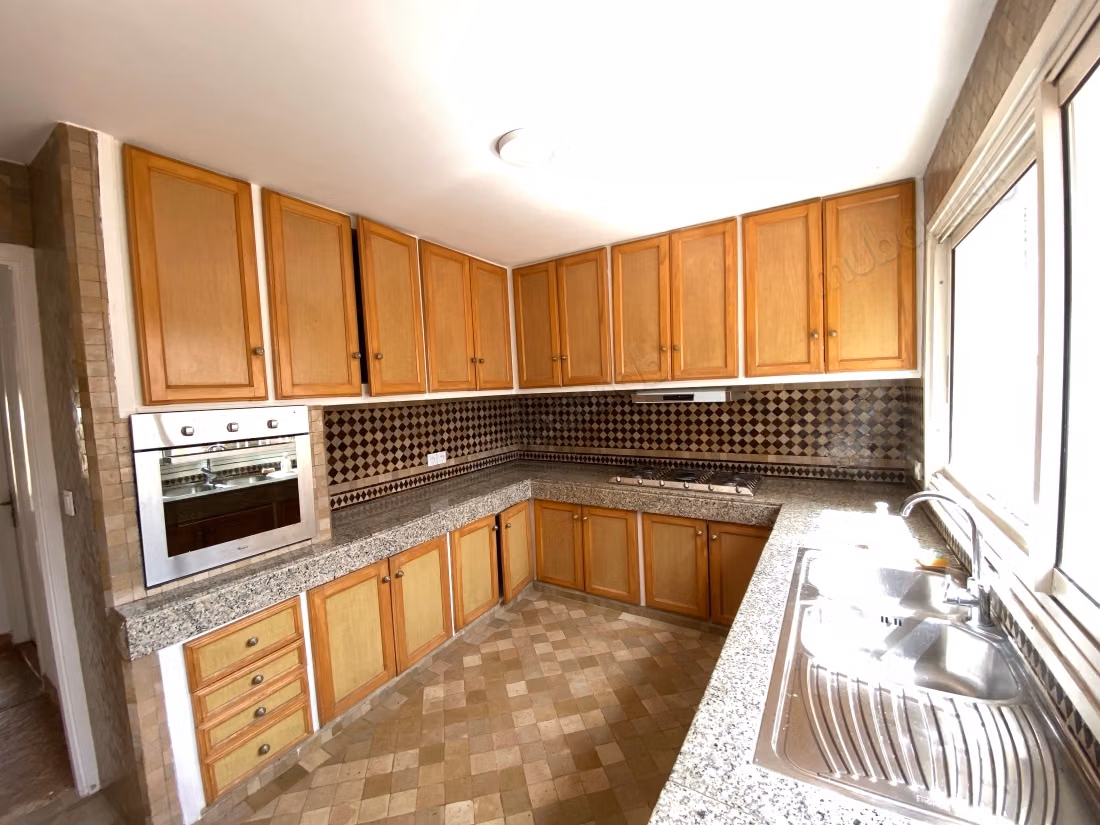 Luxury house for rent in Souissi. Area of 765 m². Beautiful terrace and garden