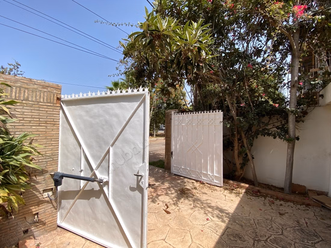 Luxury house for rent in Souissi. Area of 765 m². Beautiful terrace and garden