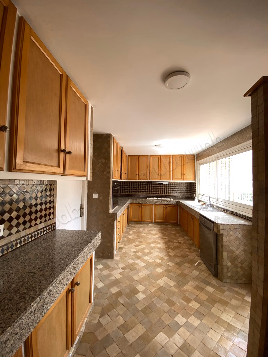 Luxury house for rent in Souissi. Area of 765 m². Beautiful terrace and garden