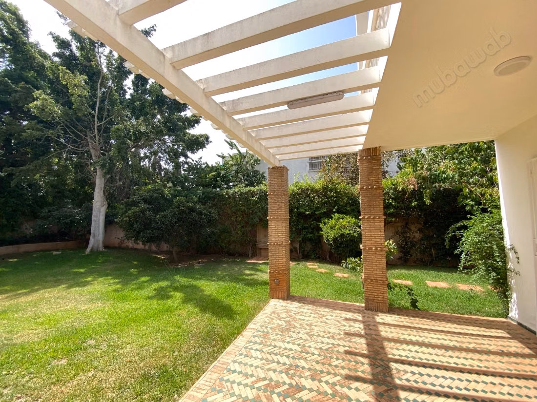 Luxury house for rent in Souissi. Area of 765 m². Beautiful terrace and garden
