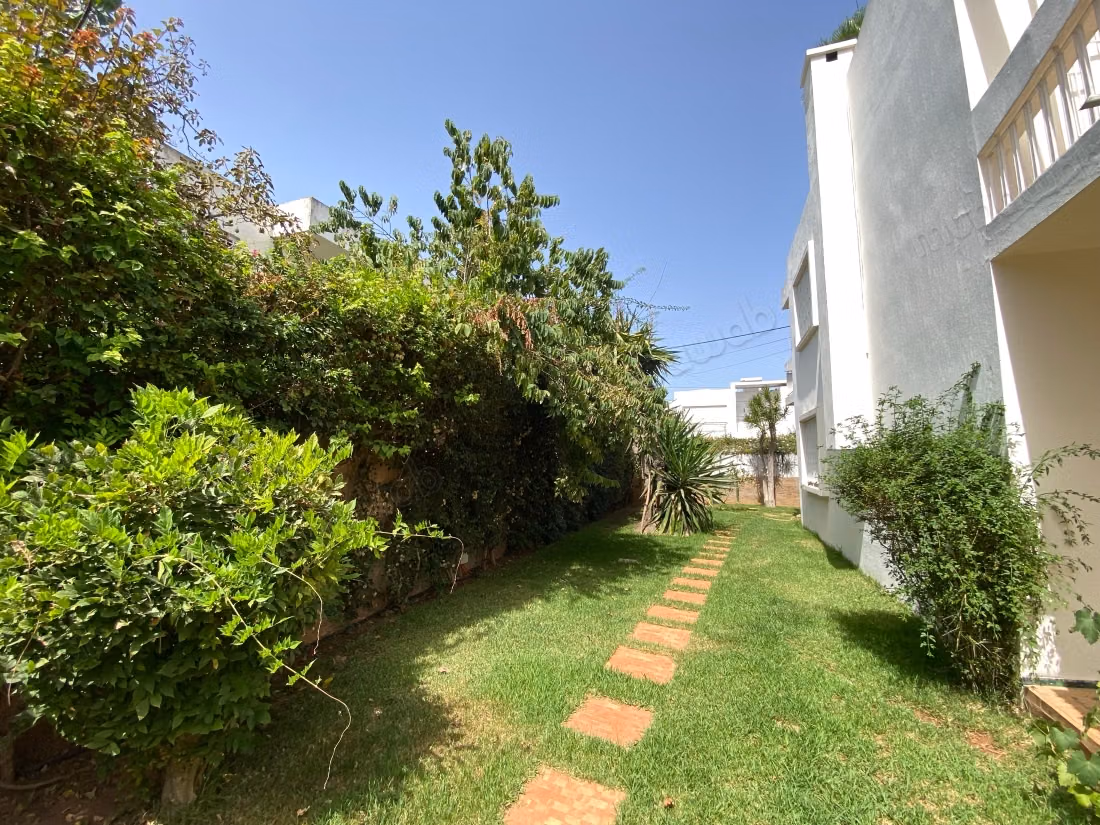 Luxury house for rent in Souissi. Area of 765 m². Beautiful terrace and garden