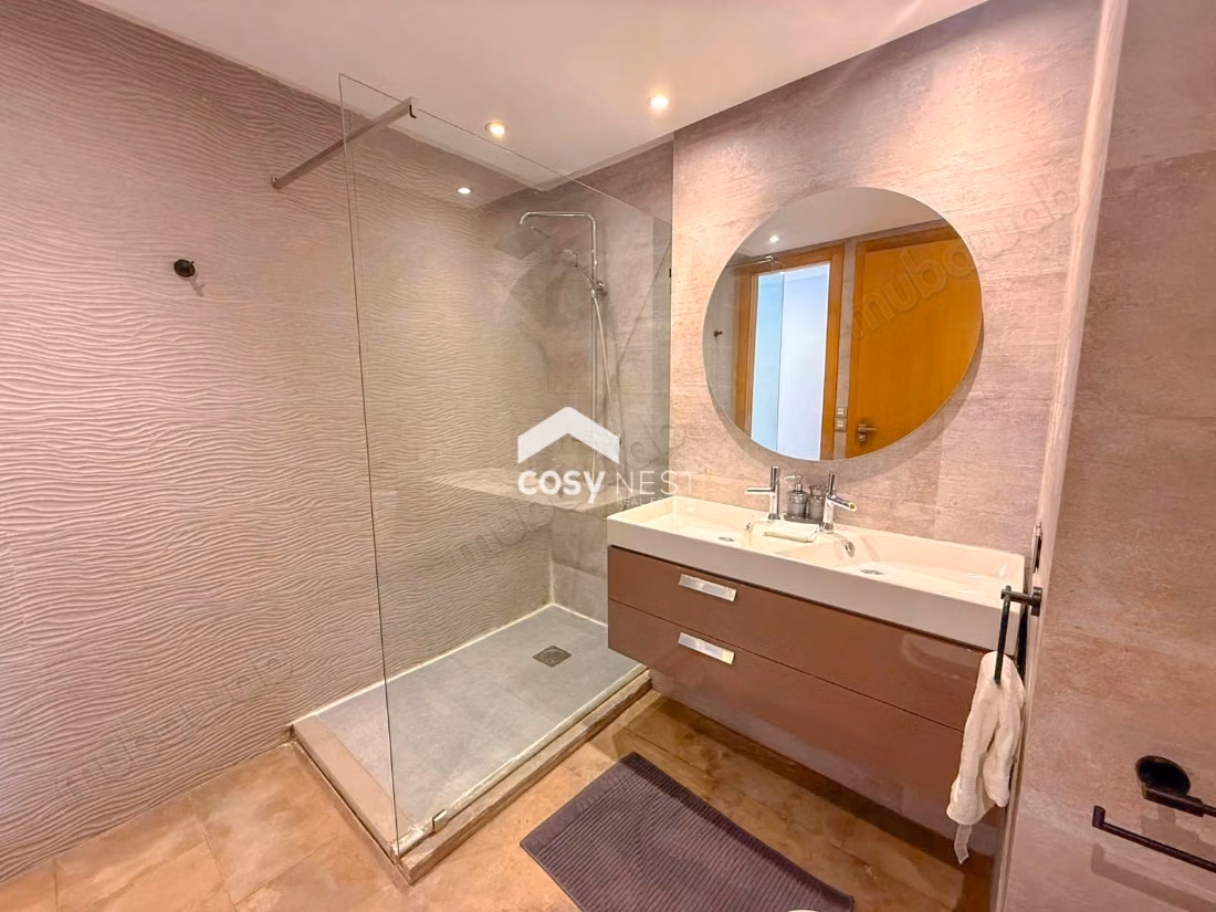 Very nice apartment for rent in Racine. 5 comfortable rooms. Well furnished
