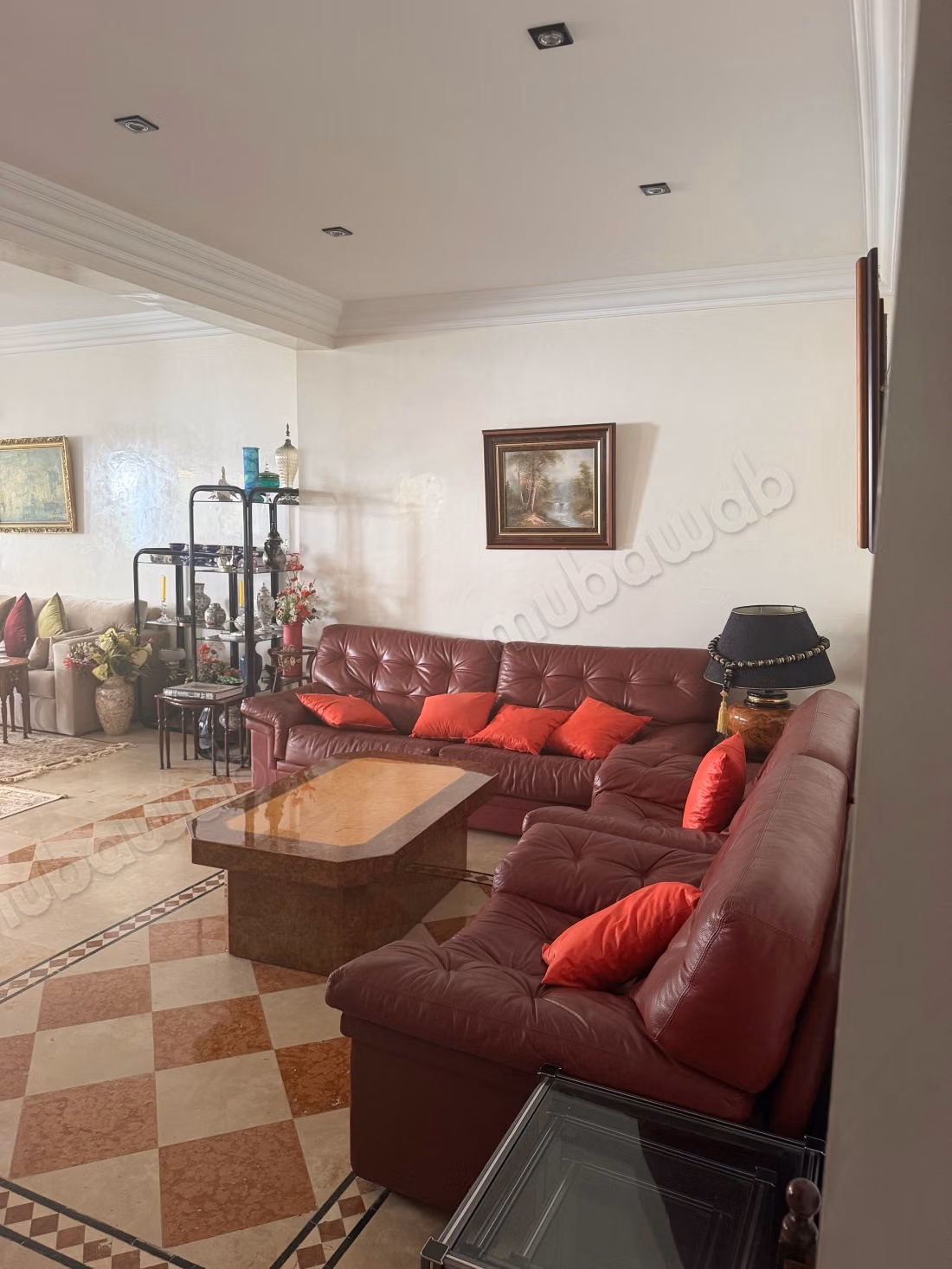 Vente d'un bel appartement à Riyad. 
4 grandes pièces. 
Ascenseur et terrasse — 2