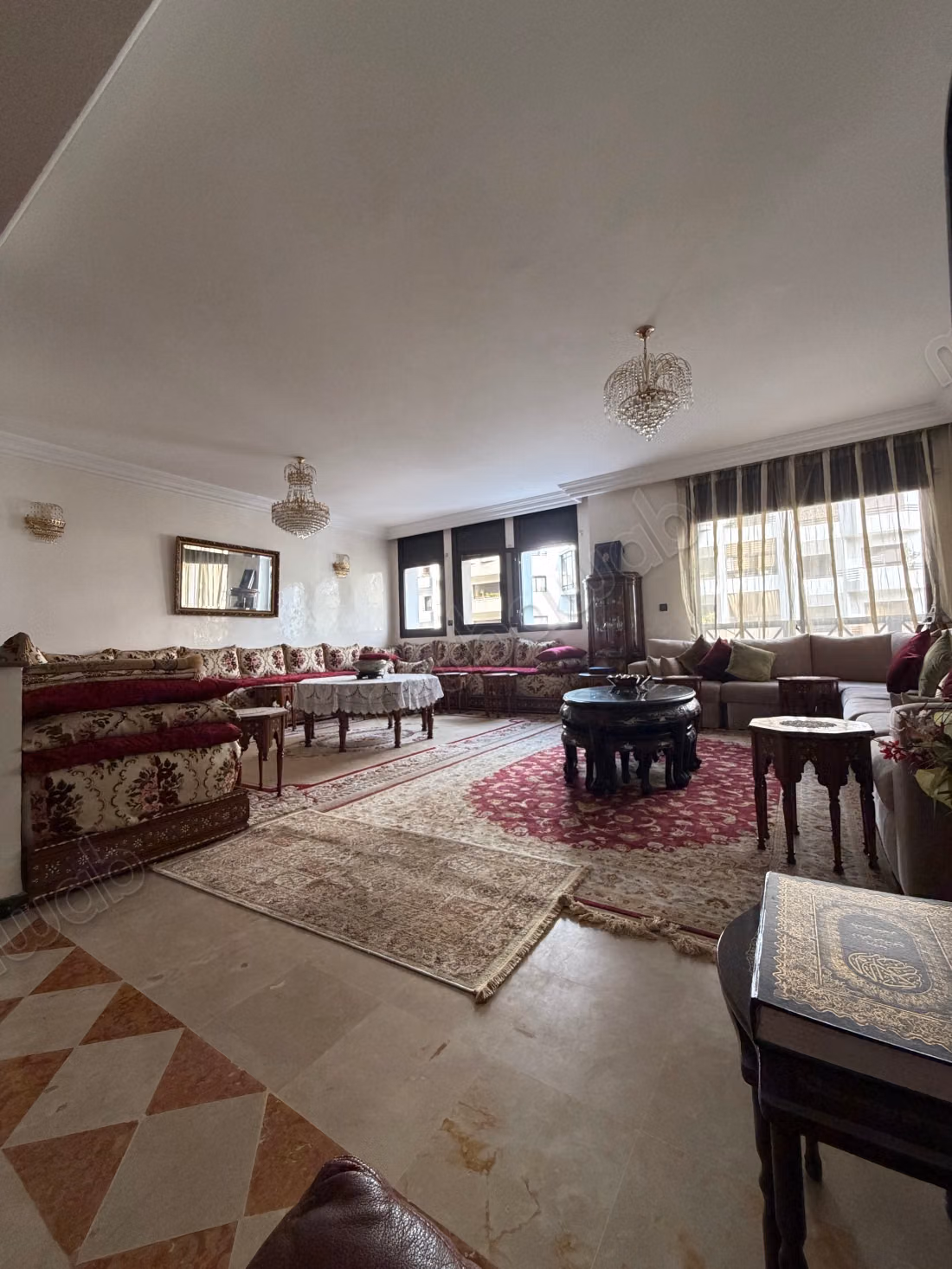 Vente d'un bel appartement à Riyad. 
4 grandes pièces. 
Ascenseur et terrasse — 4