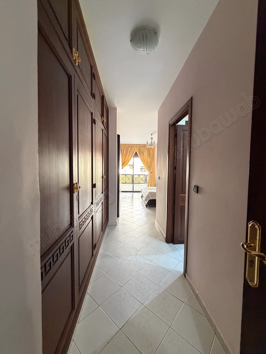 Vente d'un bel appartement à Riyad. 
4 grandes pièces. 
Ascenseur et terrasse — 5