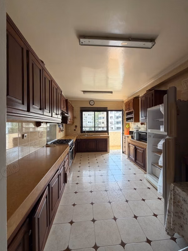 Vente d'un bel appartement à Riyad. 
4 grandes pièces. 
Ascenseur et terrasse