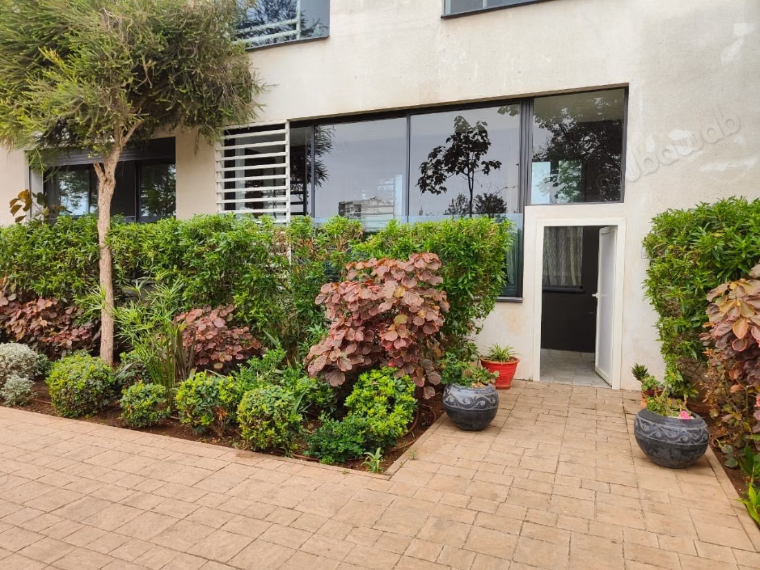Te huur in Casablanca Finance City. 2 comfortabele kamers. Geen lift, groot terras
