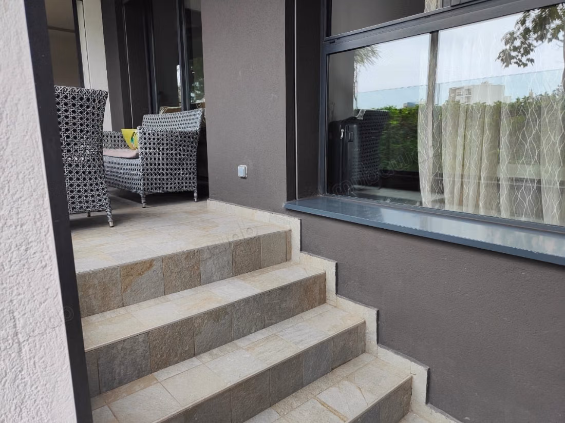 Te huur in Casablanca Finance City. 2 comfortabele kamers. Geen lift, groot terras