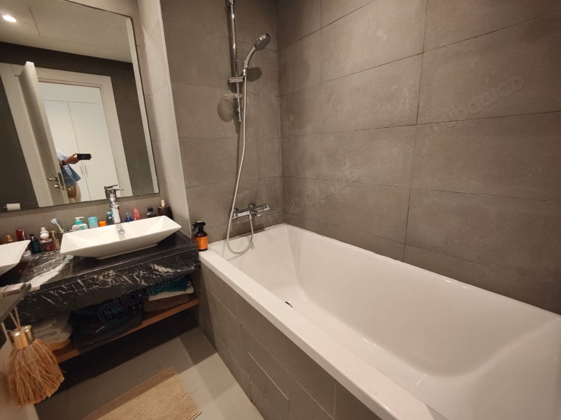 Te huur in Casablanca Finance City. 2 comfortabele kamers. Geen lift, groot terras