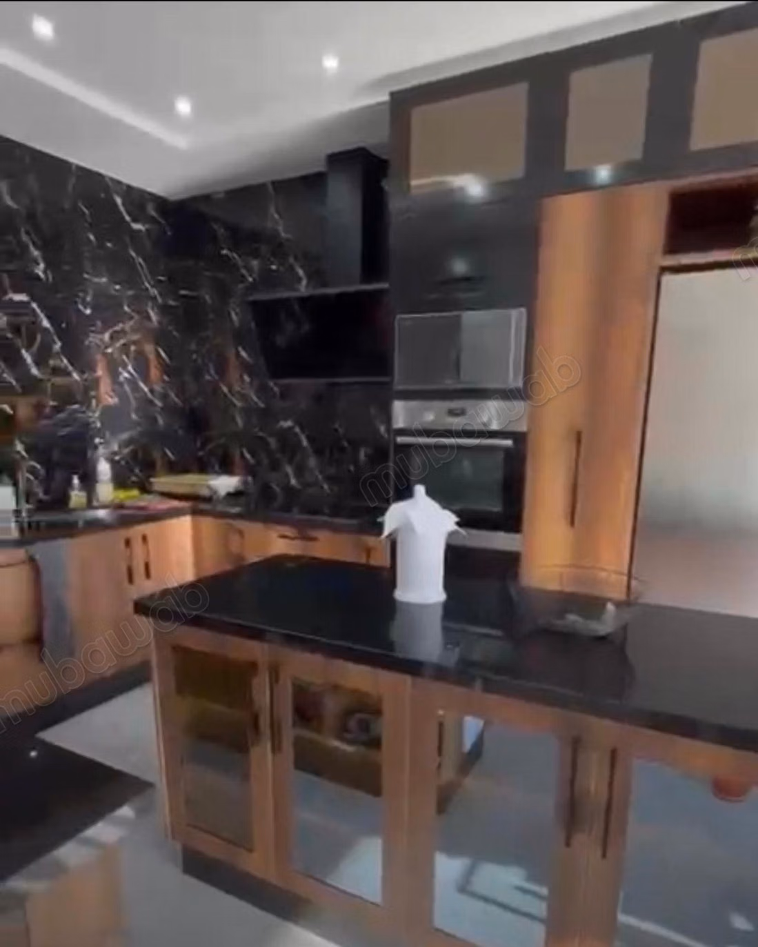 Vend appartement à Roches Noires.
Superficie 106 m².
Bien meublé