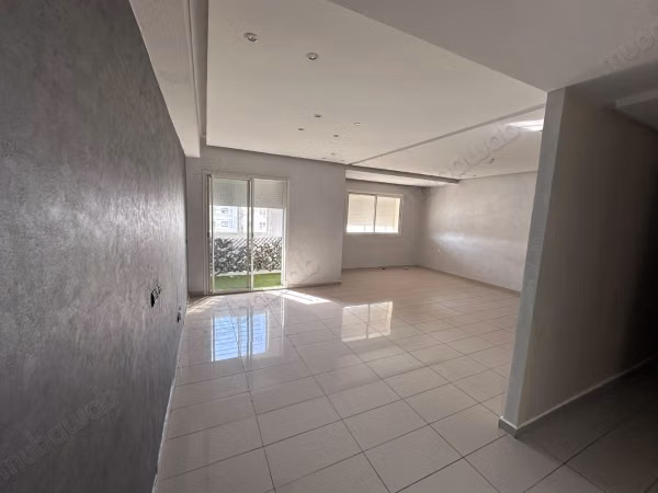 Appartamento vuoto di 125m² in affitto a Mimosas