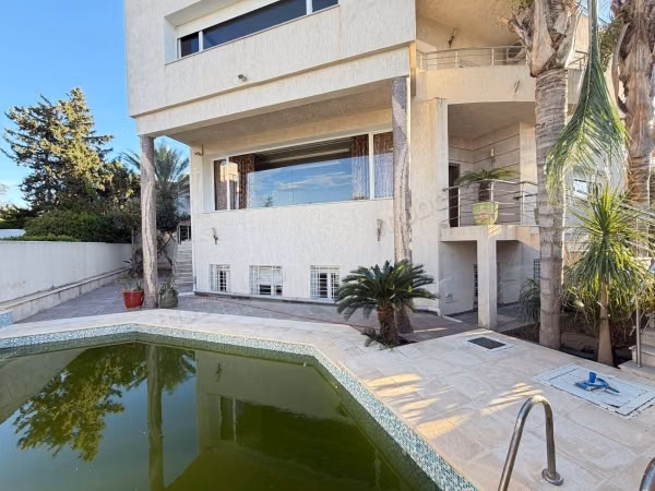 A louer villa moderne avec piscine à Mutuelleville
