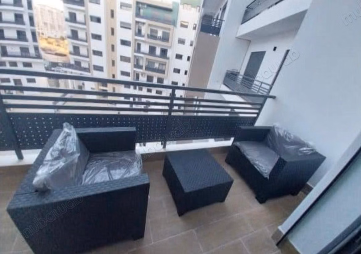 Location d'un appartement à Hay Mohammadi. 
3 belles chambres. 
Jardin et garage