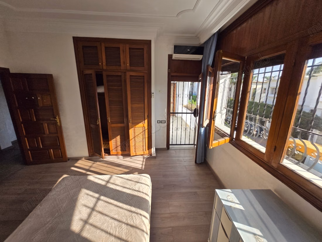 Location villa de haut standing à Ain Diab Extension.
Superficie 430 m².
Porte blindée, salon marocain