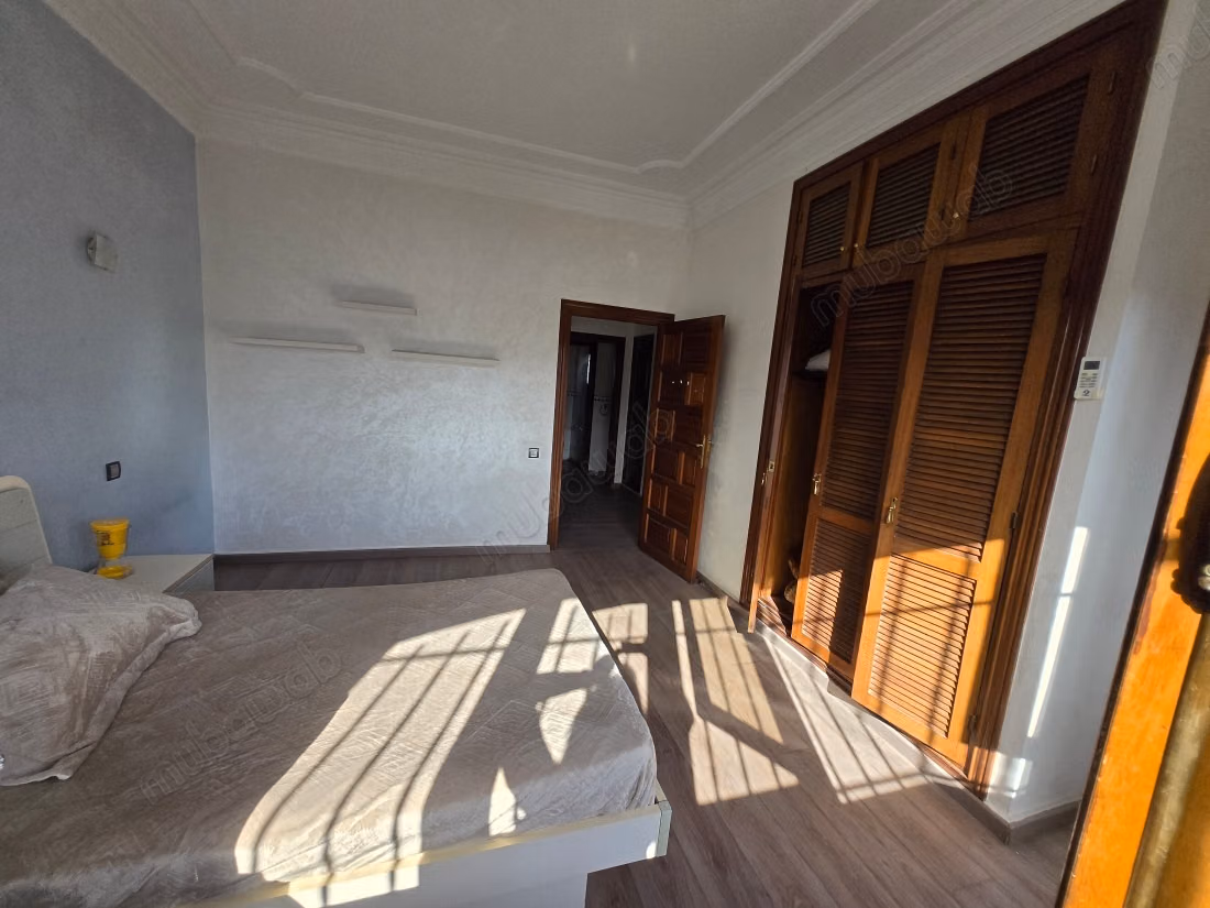 Location villa de haut standing à Ain Diab Extension.
Superficie 430 m².
Porte blindée, salon marocain
