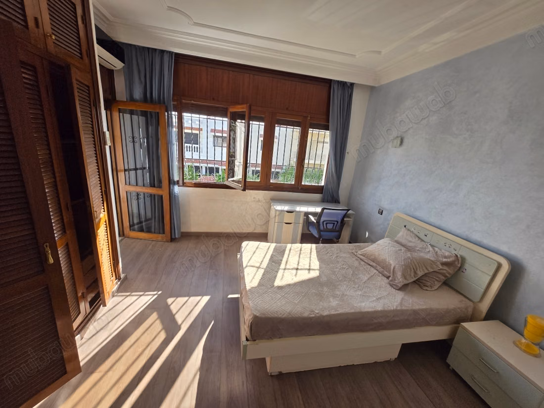 Location villa de haut standing à Ain Diab Extension.
Superficie 430 m².
Porte blindée, salon marocain