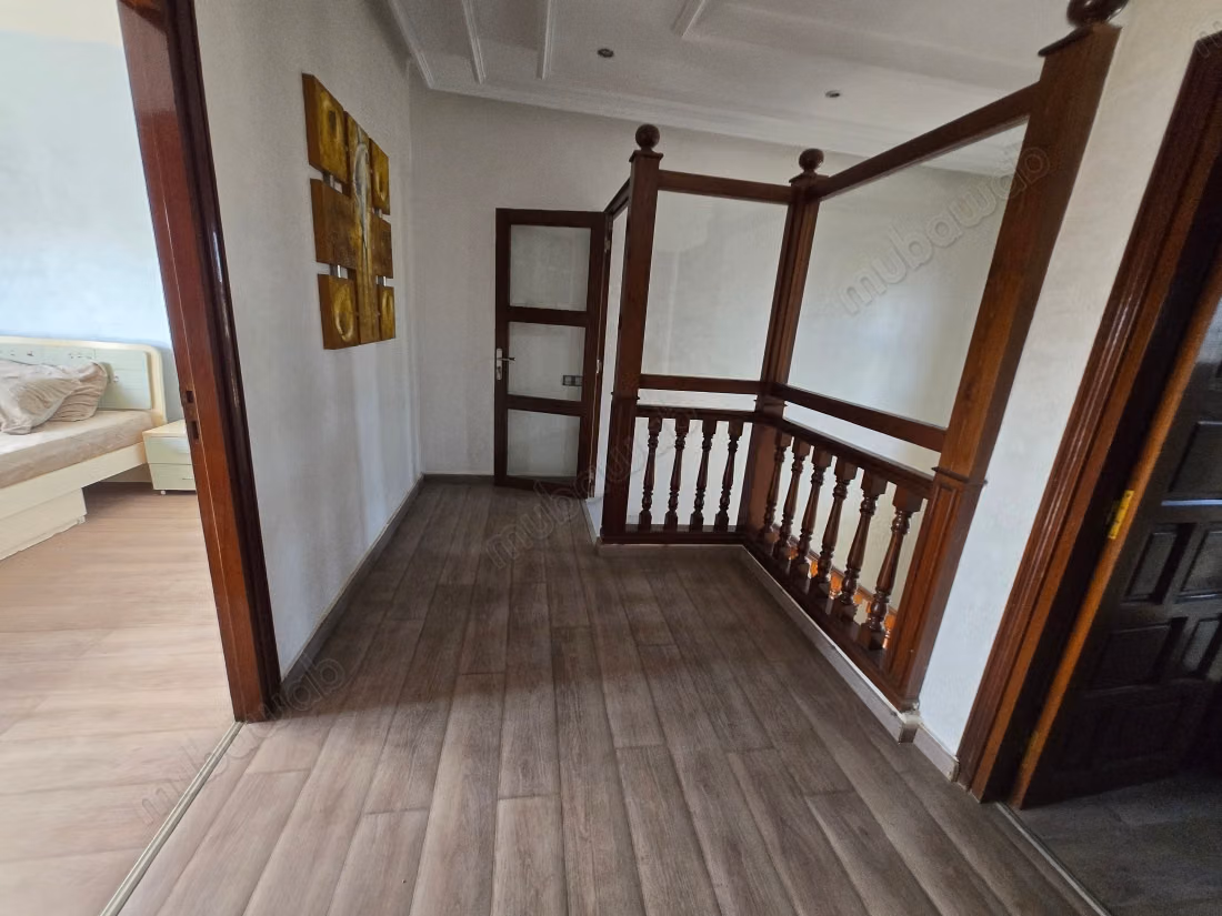 Location villa de haut standing à Ain Diab Extension.
Superficie 430 m².
Porte blindée, salon marocain