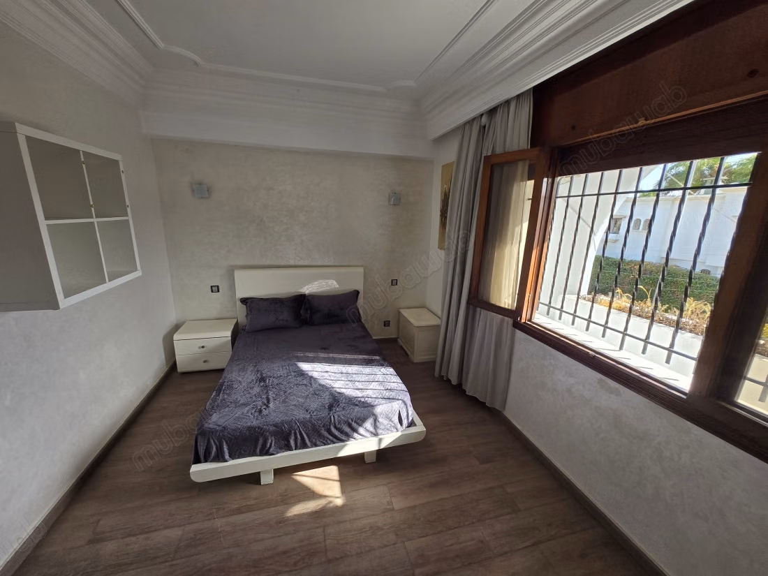 Location villa de haut standing à Ain Diab Extension.
Superficie 430 m².
Porte blindée, salon marocain