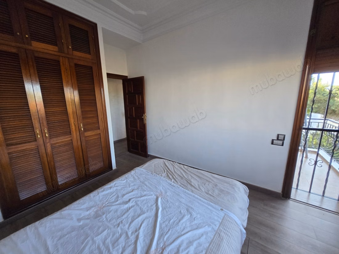 Location villa de haut standing à Ain Diab Extension.
Superficie 430 m².
Porte blindée, salon marocain