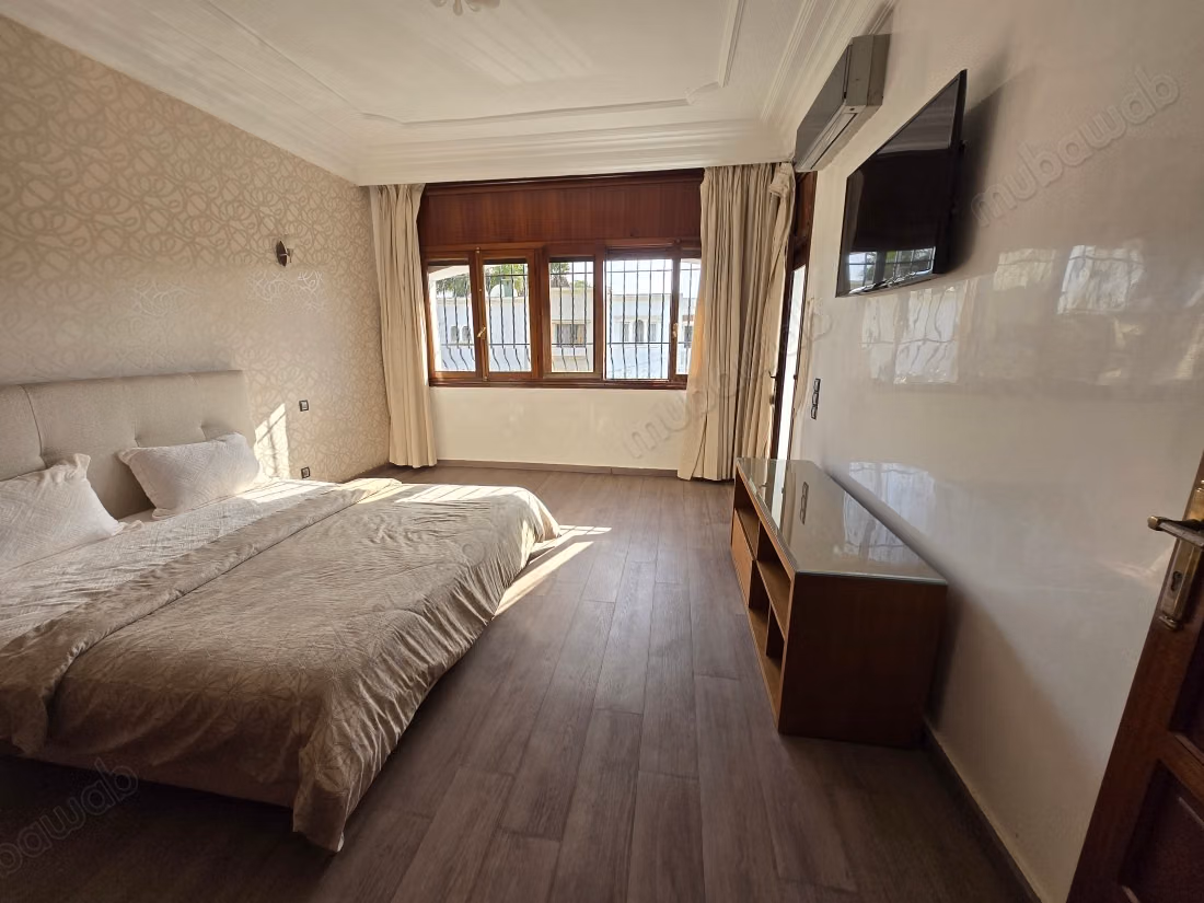 Location villa de haut standing à Ain Diab Extension.
Superficie 430 m².
Porte blindée, salon marocain