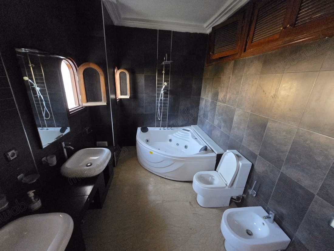 Location villa de haut standing à Ain Diab Extension.
Superficie 430 m².
Porte blindée, salon marocain