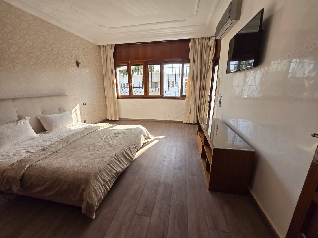 Location villa de haut standing à Ain Diab Extension.
Superficie 430 m².
Porte blindée, salon marocain