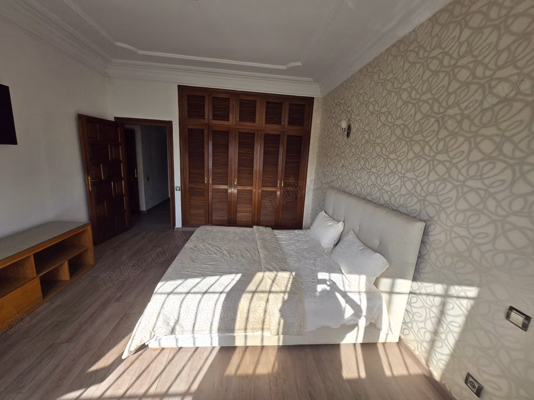 Location villa de haut standing à Ain Diab Extension.
Superficie 430 m².
Porte blindée, salon marocain