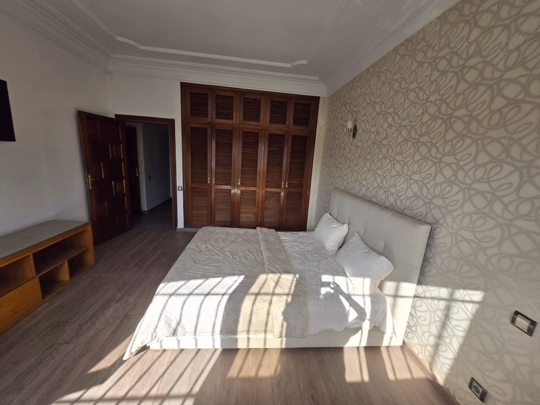 Location villa de haut standing à Ain Diab Extension.
Superficie 430 m².
Porte blindée, salon marocain