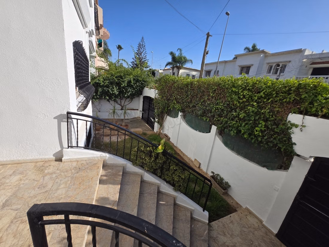 Location villa de haut standing à Ain Diab Extension.
Superficie 430 m².
Porte blindée, salon marocain