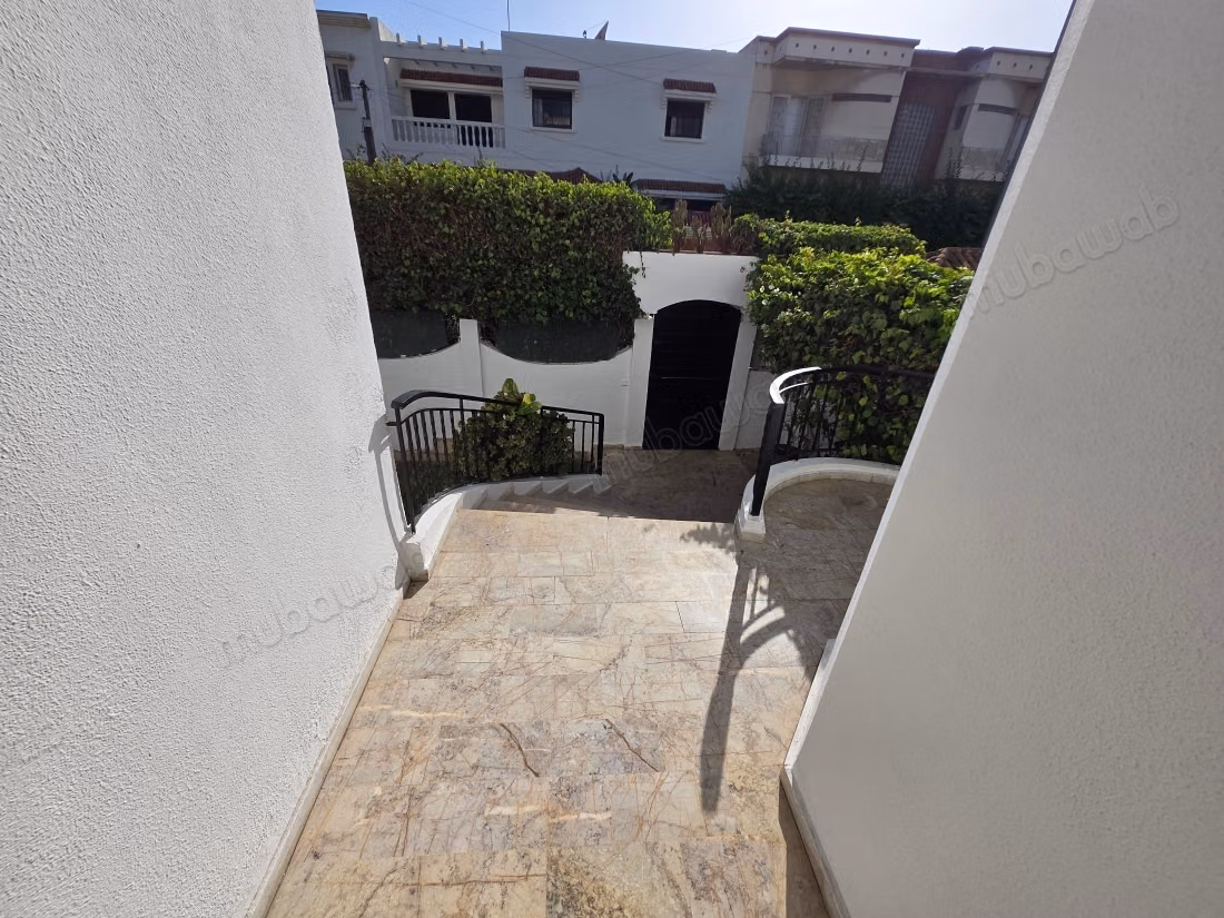 Location villa de haut standing à Ain Diab Extension.
Superficie 430 m².
Porte blindée, salon marocain