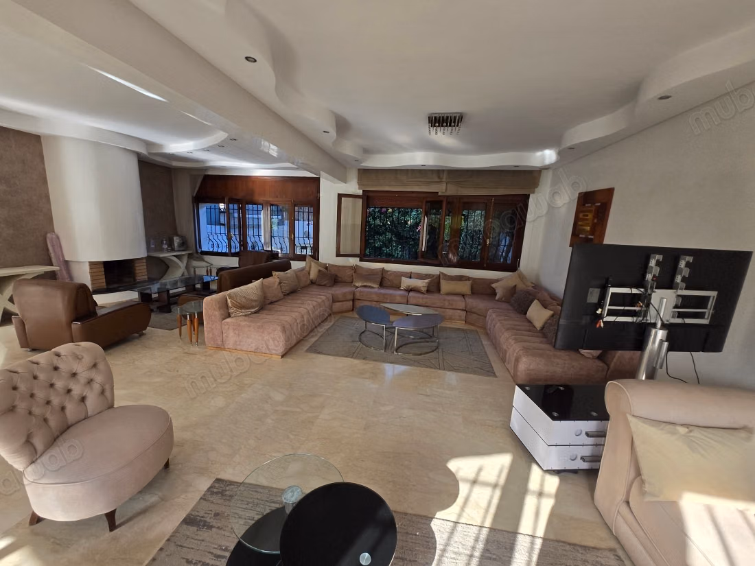 Location villa de haut standing à Ain Diab Extension.
Superficie 430 m².
Porte blindée, salon marocain