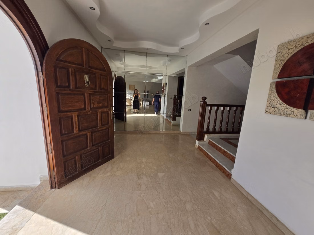 Location villa de haut standing à Ain Diab Extension.
Superficie 430 m².
Porte blindée, salon marocain