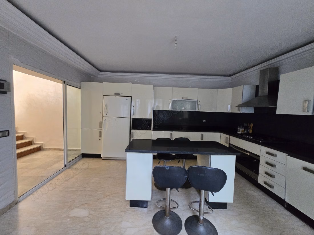 Location villa de haut standing à Ain Diab Extension.
Superficie 430 m².
Porte blindée, salon marocain