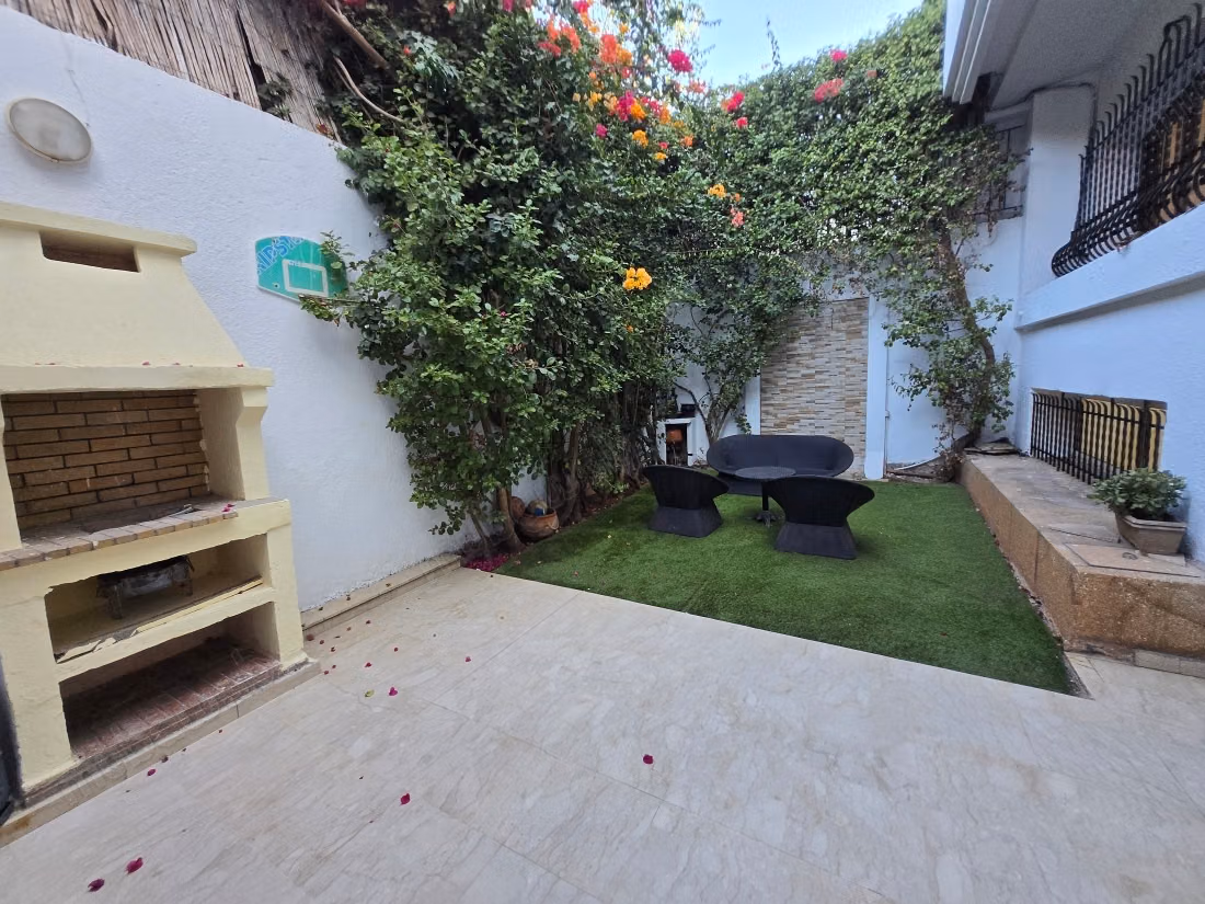 Location villa de haut standing à Ain Diab Extension.
Superficie 430 m².
Porte blindée, salon marocain