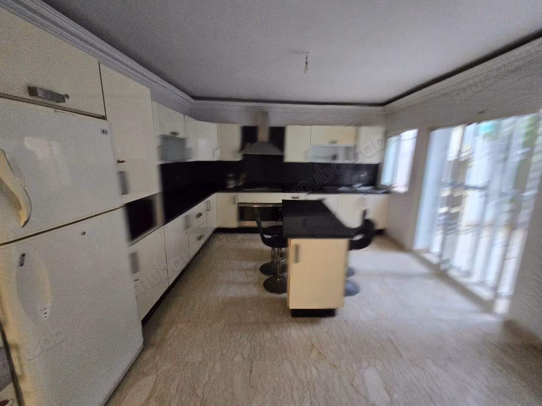 Location villa de haut standing à Ain Diab Extension.
Superficie 430 m².
Porte blindée, salon marocain