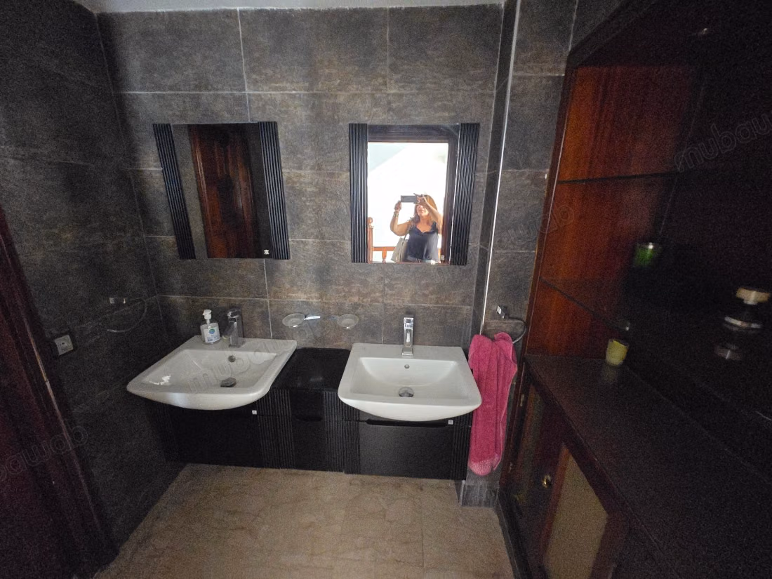Location villa de haut standing à Ain Diab Extension.
Superficie 430 m².
Porte blindée, salon marocain