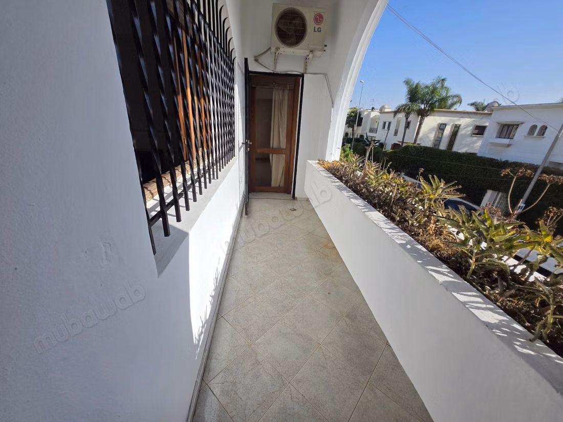 Location villa de haut standing à Ain Diab Extension.
Superficie 430 m².
Porte blindée, salon marocain