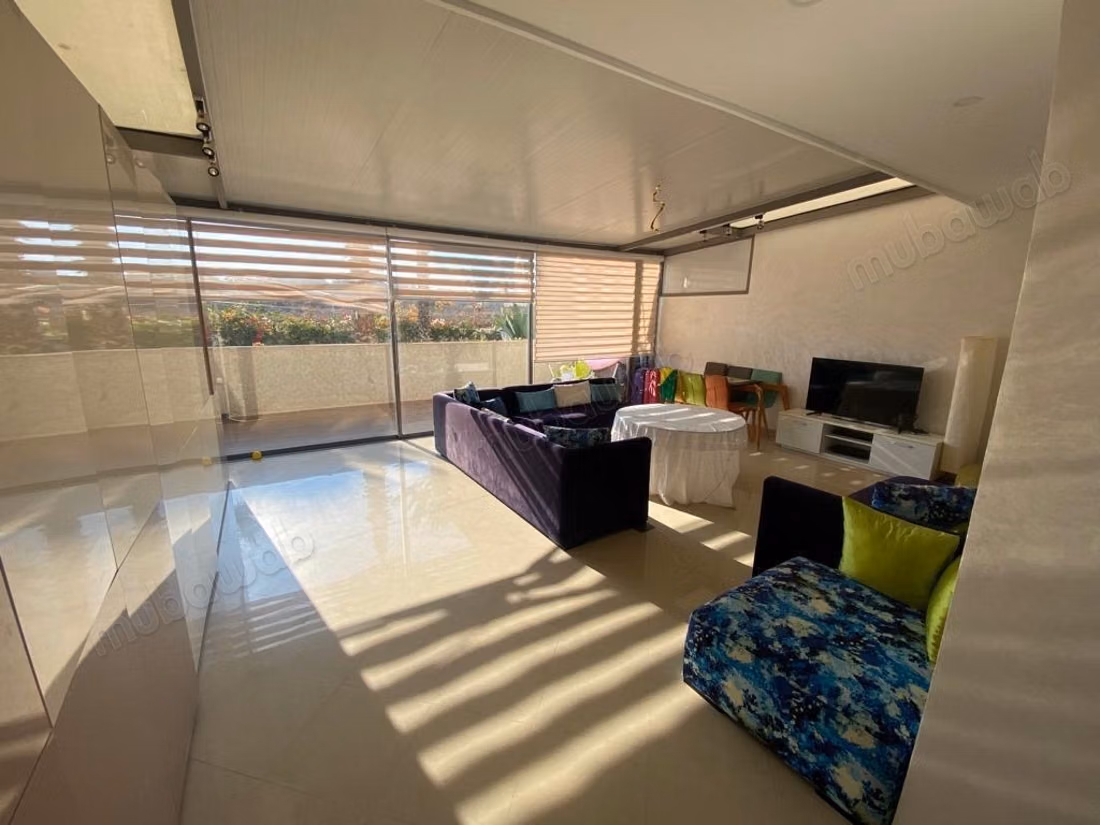Bel appartement en location à La Siesta. 
Surface de 112 m². 
Fenêtres double vitrage et chauffage central