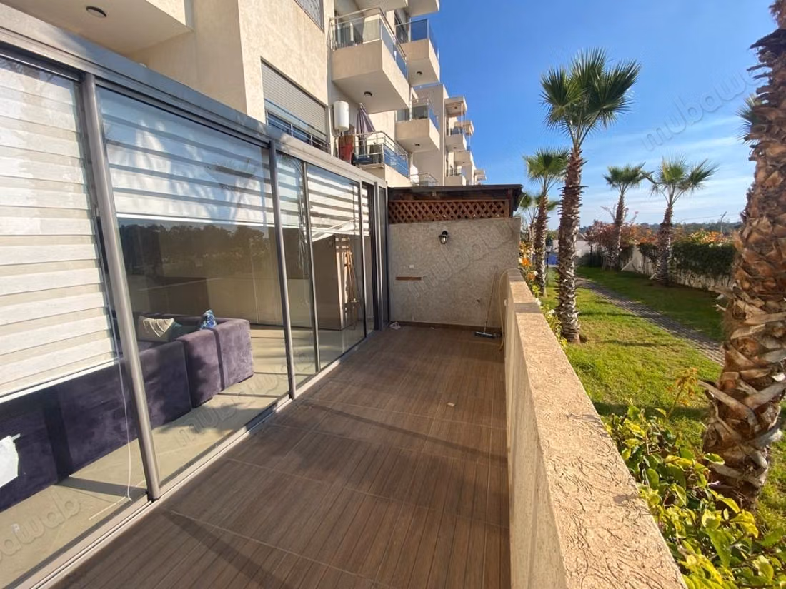 Bel appartement en location à La Siesta. 
Surface de 112 m². 
Fenêtres double vitrage et chauffage central
