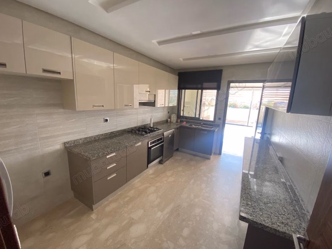 Bel appartement en location à La Siesta. 
Surface de 112 m². 
Fenêtres double vitrage et chauffage central