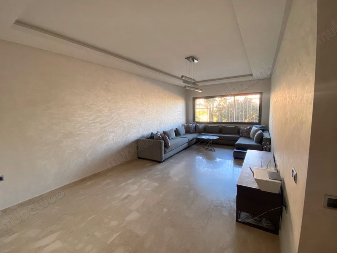 Bel appartement en location à La Siesta. 
Surface de 112 m². 
Fenêtres double vitrage et chauffage central